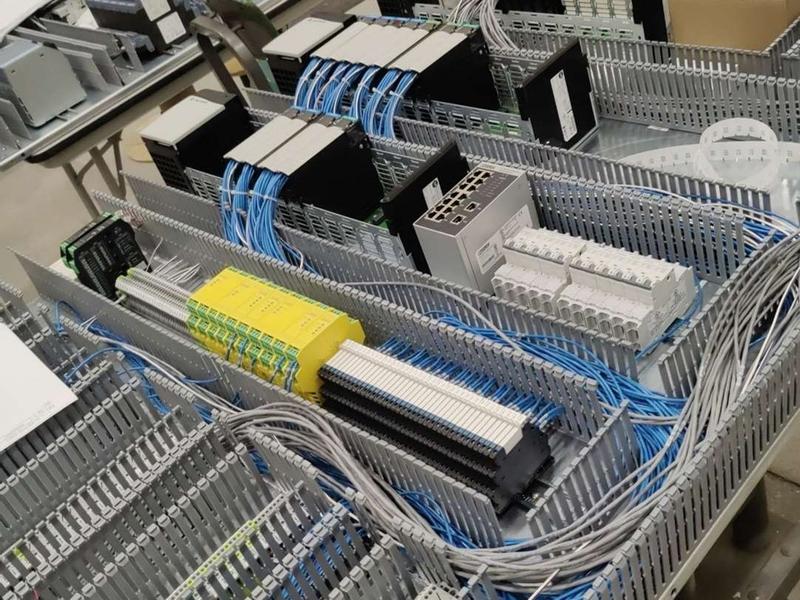 The HF trainee mechatronics engineer worked for 5 weeks in the panel shop at Mesabi in Minneapolis in switch cabinet construction. His main task was to build control cabinets.