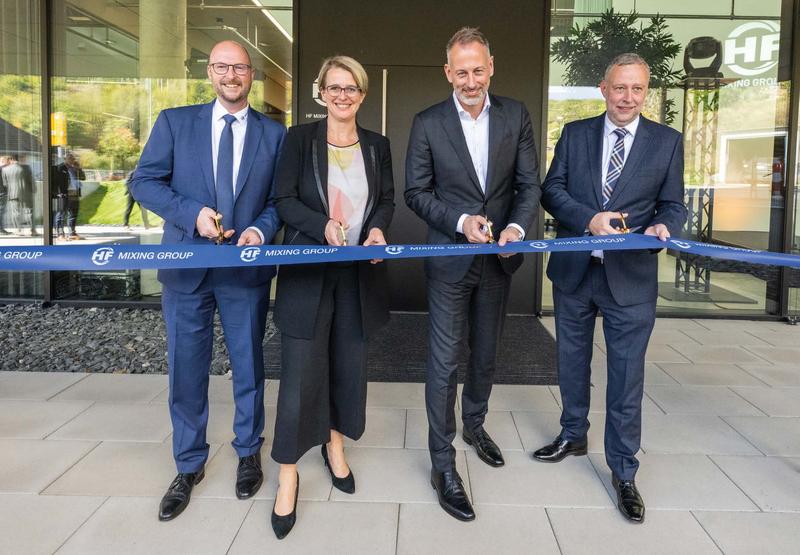 Beaming faces at the symbolic opening of the new HF company portal in Freudenberg.
(from left to right) Dr. Holger Rudzio (Co-CEO Harburg-Freudenberger Maschinenbau GmbH), Nicole Reschke (Mayor of Freudenberg), Mark Meulbroek (Possehl board member) and Ian Wilson (Co-CEO Harburg-Freudenberger Maschinenbau GmbH)