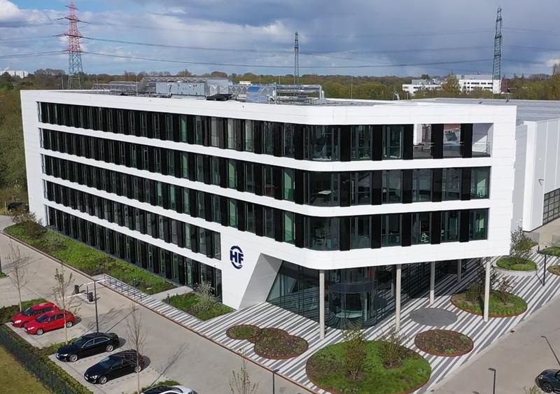 alt=”Picture shows the entrance portal of the ultra-modern, five-storey administration building of Harburg-Freudenberger Maschinenbau GmbH.”