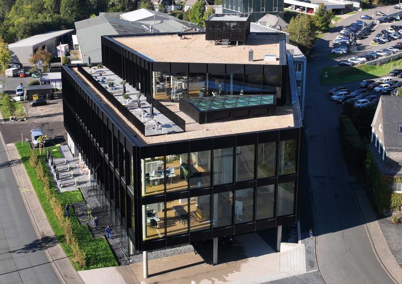 The elegant, black administration building of the HF MIXING GROUP in Freudenberg stands for modern, agile and interdisciplinary working and is a milestone in terms of comfort and architecture.
